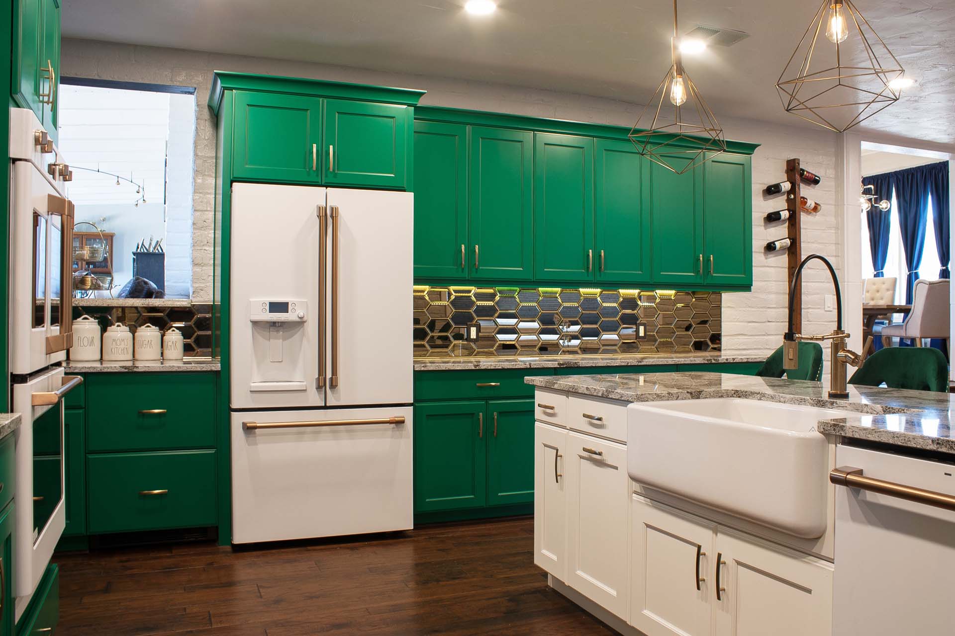 Read more about the article Two Toned Kitchens