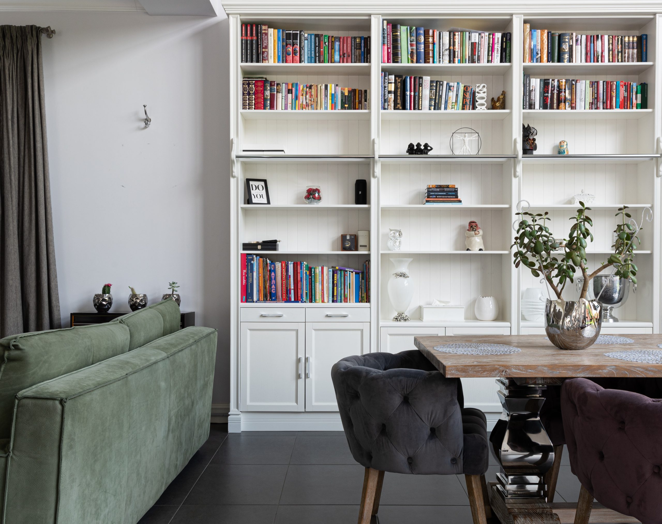 You are currently viewing The Perks to Adding Built-In Bookcases to Your Home